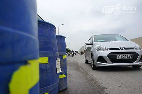 Tuy nhiên việc phân làn bằng thùng phuy như thế này lại đang gây ra rất nhiều nguy hiểm cho người tham gia giao thông.