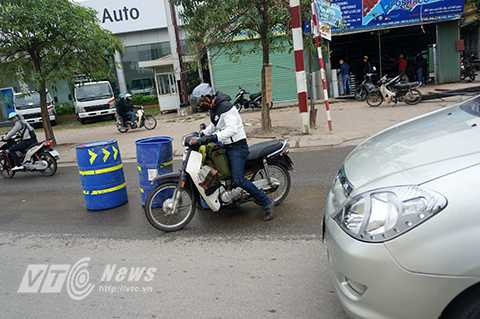 Chỉ cần đứng đây nửa tiếng đồng hồ đã có tới 2 trường hợp người đi đường đâm phải thùng phuy, người đàn ông trong ảnh rất may mắn khi anh và cả chiếc <a href='https://vtcnews.vn/oto-xe-may.31.0.html' >xe ôtô</a> đi phía sau đều đang di chuyển với tốc độ chậm nên khi va chạm xảy ra vẫn có thể xử lý kịp.