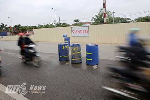 Ông Hùng, (một người dân sống tại phường Phúc Diễn) kể : ‘Chuyện ô tô, xe máy phóng nhanh vào ban đêm không kịp xử lý đâm bay thùng phuy là chuyện bình thường. Những lúc ấy đơn vị thi công lại ra… nhặt thùng xếp vào vị trí cũ.’