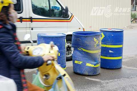 Những chiếc thùng phuy móp méo, rách nát