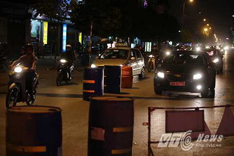 Tuy chưa ghi nhận trường hợp nào tử vong do đâm phải các thùng phuy này, nhưng cách phân làn ‘có một không hai’ này hiện đang là nỗi ám ảnh của người dân phải lưu thông qua đây mỗi ngày.