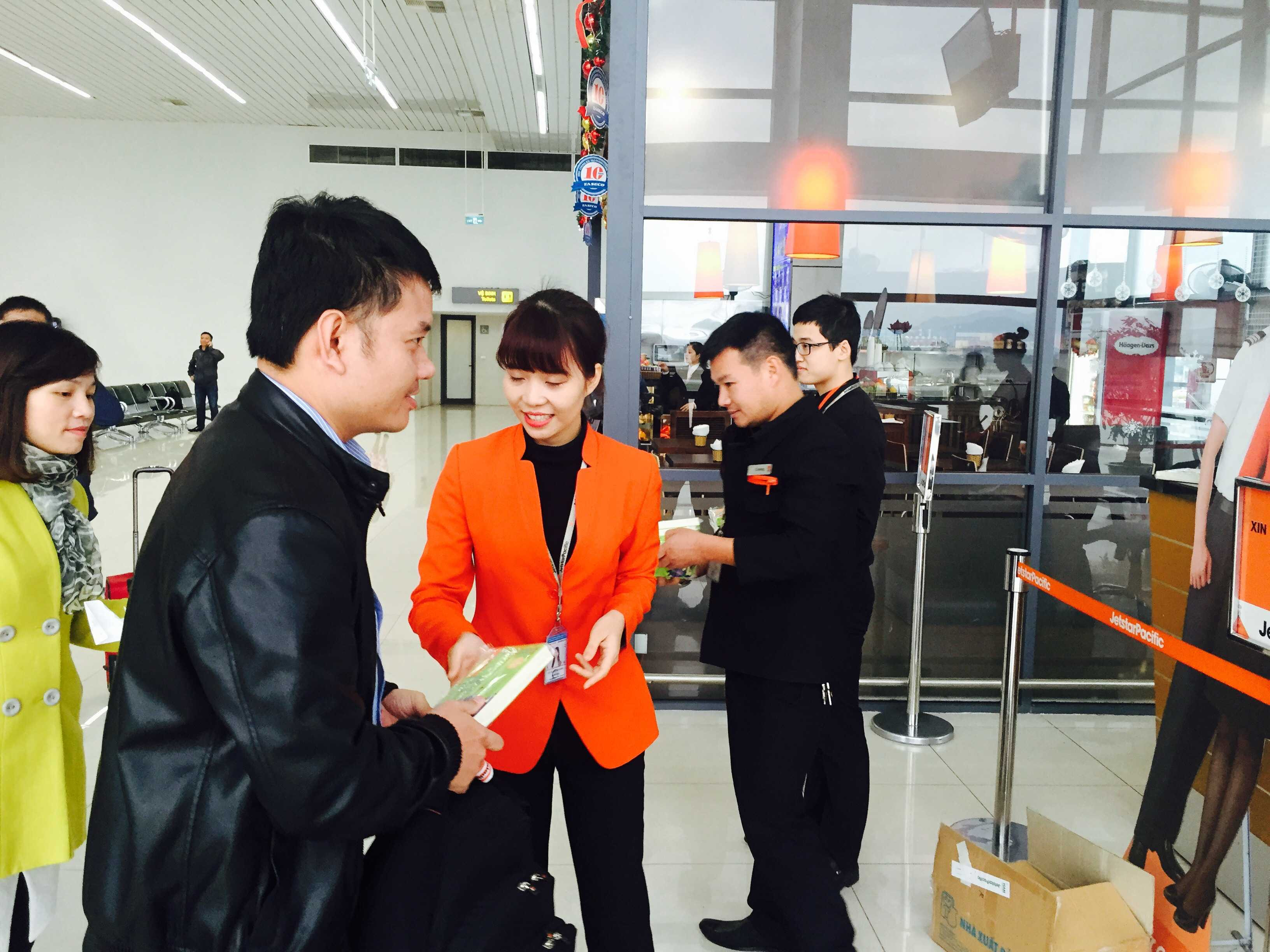 Jetstar Pacific đã dành 1.000 cuốn truyện “Tôi đã thấy hoa vàng trên cỏ xanh” của nhà văn Nguyễn Nhật Ánh để tặng cho những hành khách đầu tiên.