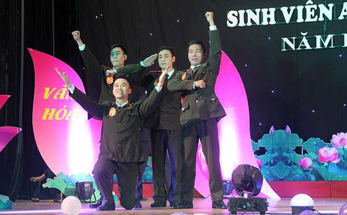 Nam sinh Học viện An ninh khỏe khoắn với trang phục ngành
