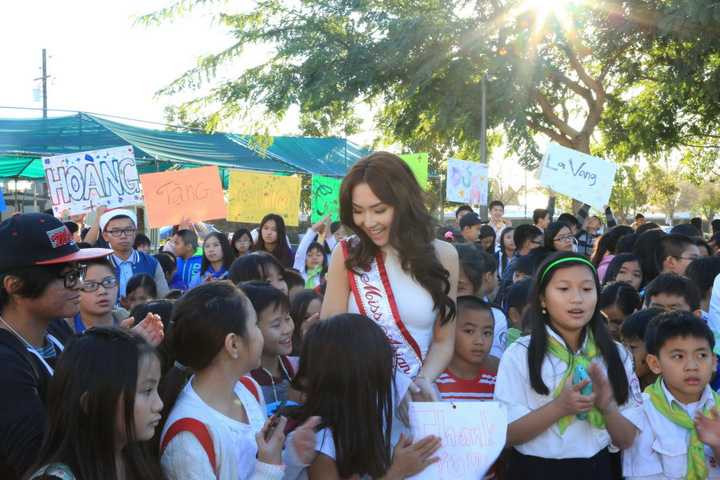 Mặc dù sống trong một gia đình có điều kiện nhưng HH Jennifer Chung lại không se sua hàng hiệu, ăn chơi mà lại tập trung cho kinh doanh, từ thiện giúp đỡ những người có hoàn cảnh khó khăn.