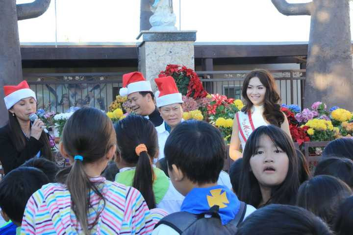 Cuối tuần qua tại Mỹ, HH Jennifer Chung cùng ông Hoàng Kiều – một tỉ phú nổi tiếng của Việt Nam tại Mỹ đã đi từ thiện cùng nhau. Là một người kĩ tính trong việc lựa chọn người đồng hành cùng mình trong các hoạt động <a href='https://vtcnews.vn/xa-hoi.2.0.html' >xã hội</a>, nhưng ông Hoàng Kiều lại hoàn toàn yên tâm khi sánh đôi cùng HH Jennifer Chung bởi cô sở hữu một lí lịch trong sạch, được mọi người yêu quý, tôn trọng và có tiếng nói với cộng đồng.