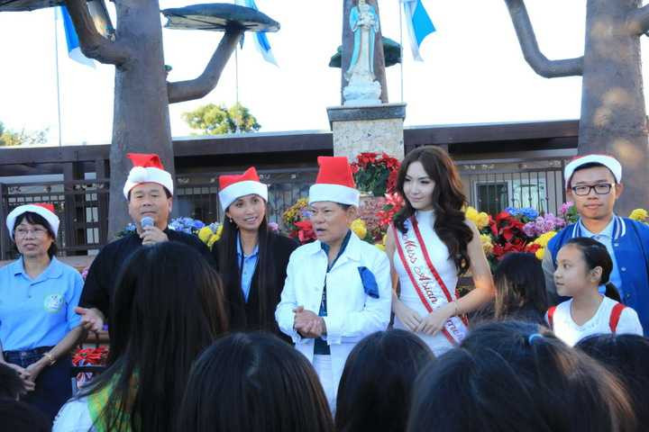 Đặc biệt để nghỉ xả hơi sau những ngày làm việc vất vả, HH Jennifer Chung dự định sẽ bay qua Las Vegas xem đêm chung kết HH Hoàn Vũ 2015 để ủng hộ cho Phạm Hương.