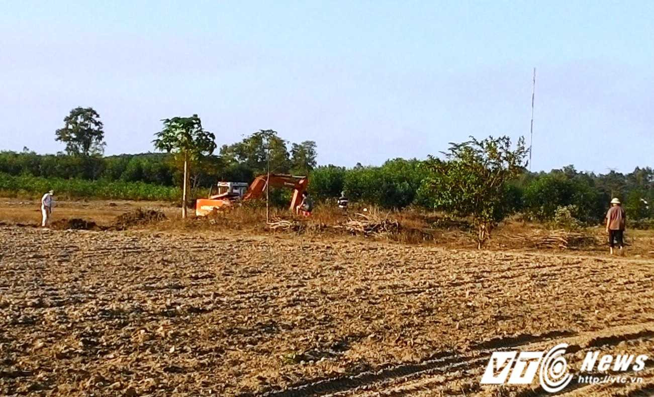 Ngang nhiên dùng máy xúc lật tung ruộng, vườn để moi quặng.