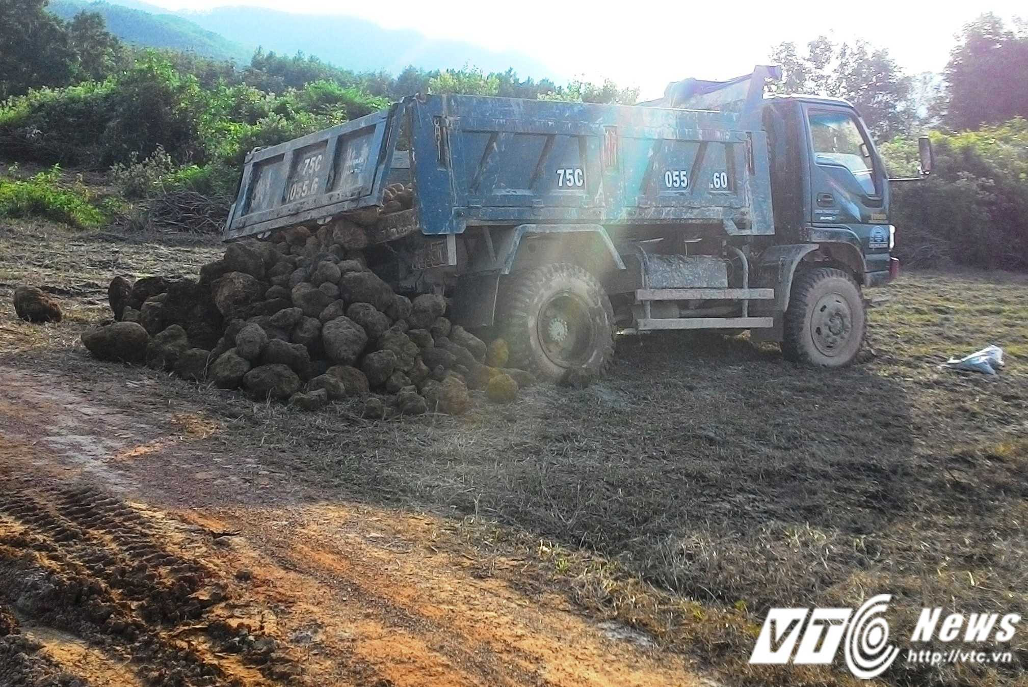 Sau khi khai thác các đối tượng dùng xe ben để vận chuyển quặng khỏi địa bàn.