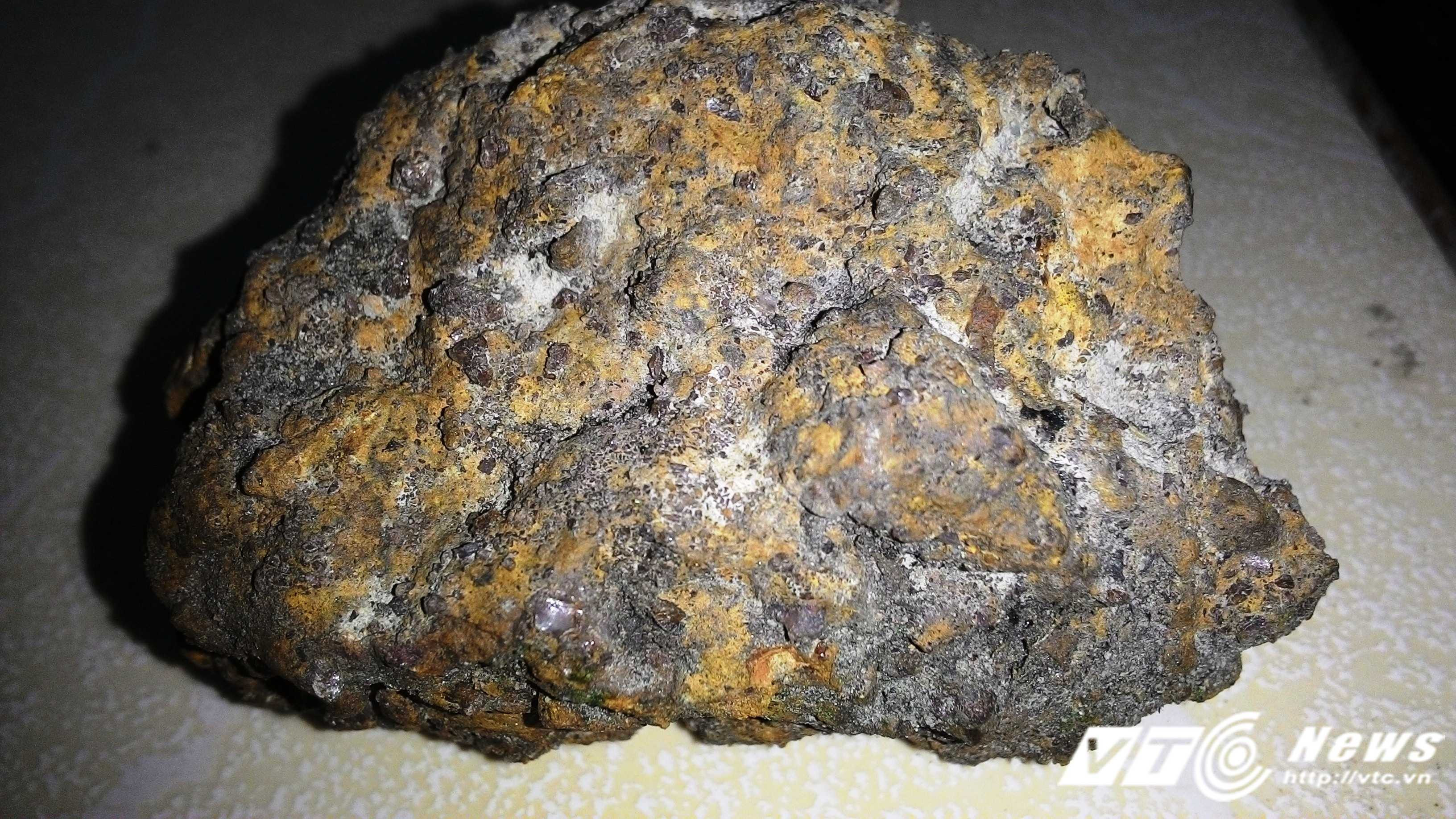 Mãu quặng mà các đối tượng lạ mặt khai thác.