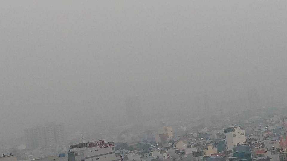 Sương mù dày đặc bao trùm nhiều quận trung tâm TP.HCM vào sáng 16/12.