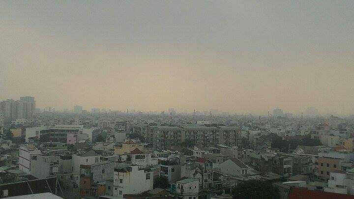 Chùm ảnh sương mù chụp từ Q.Tân Phú. Tới 9h45 cùng ngày, sương mù vẫn rất dày đặc.