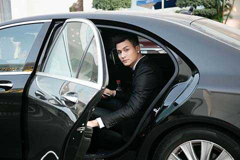 Vĩnh Thụy xuất hiện tại sự kiện trong trang phục đen lịch lãm cùng mái tóc được chăm chút kĩ lưỡng.