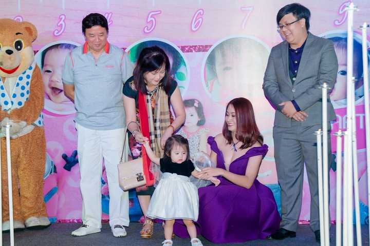 Gia Bảo chia sẻ thêm vì quá bận với 2 tiết mục thi cực kỳ căng thẳng game Tài tử tranh tài,các tiết mục Hội ngộ danh hài và tập ráo riết phúc khảo kịch mới nên Gia Bảo hoàn toàn không thể lo gì ngoài việc đích thân giao từng cái thiệp đến tận tay khách mời! Diễn viên Thanh Hiền đã tự tay bày trí bàn tiệc cho con gái. 