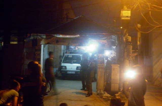 Công an đến khám nghiệm hiện trường.