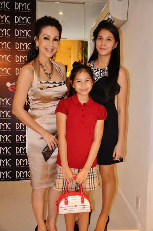 'Nữ hoàng ảnh lịch' hiện đang hạnh phúc với chồng và hai con gái.