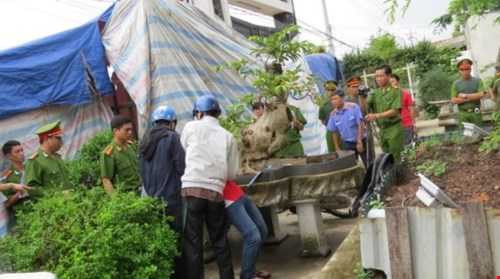 Dương và Tiến đang diễn lại cảnh khống chế và giết Vỹ - Ảnh: N.L