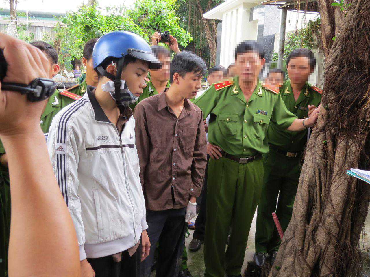 Dương và Tiến trong một buổi thực nghiệm tại hiện trường - Ảnh: N.L