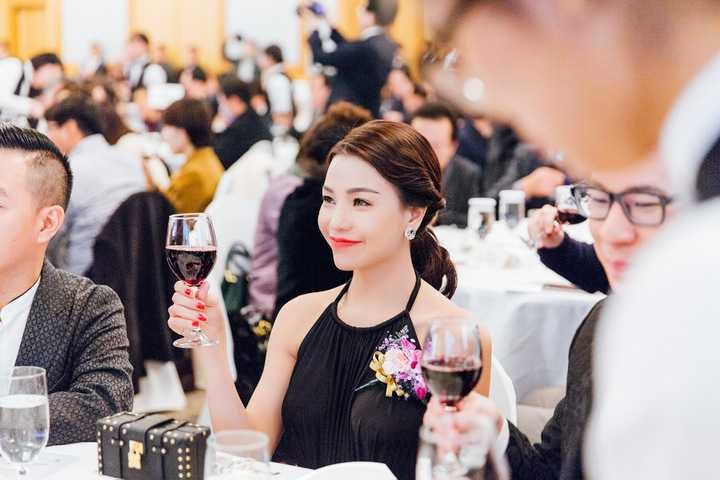 Vẻ xinh đẹp, gợi cảm của cô thu hút ánh nhìn của nhiều người. Vào những giờ giao lưu trong sự kiện, các vị khách liên tục kéo đén xin chụp hình chung với Trà Ngọc Hằng và Anh Quân khiến cả hai ít có phút nào ngơi nghỉ.