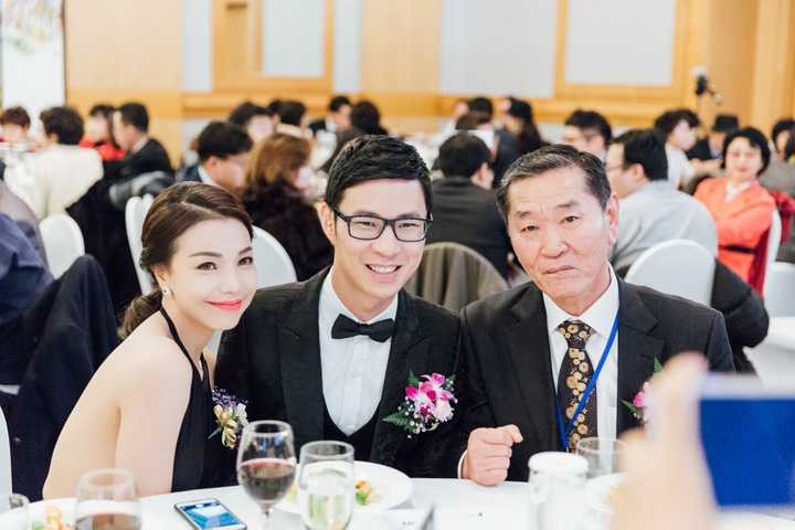 Thậm chí có những vị khách còn tiến tới xin chữ ký của Trà Ngọc Hằng để làm kỷ niệm.