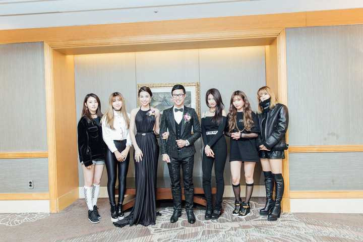 Trà Ngọc Hằng và Anh Quân đã được tập đoàn mời chụp hình lưu niệm cùng nhóm nhạc. "Đọ dáng" với 4 Minute, Trà Ngọc Hằng nổi bật bởi chiều cao và vẻ sang trọng, xinh đẹp.