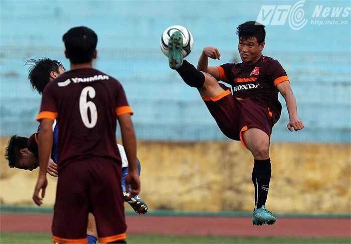 Đông Triều là cầu thủ có tính cách hòa đồng và 'chịu nói' nhất HAGL nhưng vẫn rơi vào tình trạng thiếu gắn kết với các đồng đội khác tại U23 Việt Nam (Ảnh: Quang Minh)