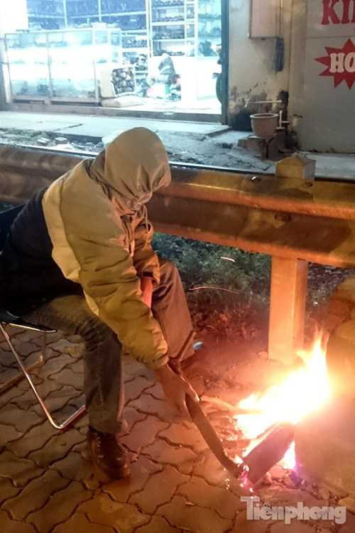 Ảnh: Dân thủ đô đốt lửa sưởi ấm trong đêm đông rét buốt