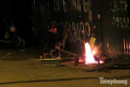 Ảnh: Dân thủ đô đốt lửa sưởi ấm trong đêm đông rét buốt