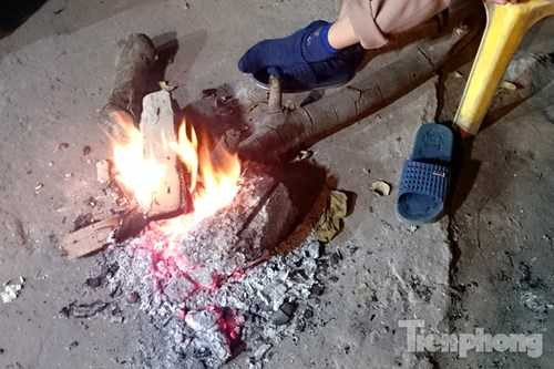 Ảnh: Dân thủ đô đốt lửa sưởi ấm trong đêm đông rét buốt