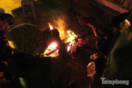 Phút nghỉ ngơi của những người lao động, công nhân môi trường tập trung bên đống lửa sưởi ấm sau khi làm việc vất vả.