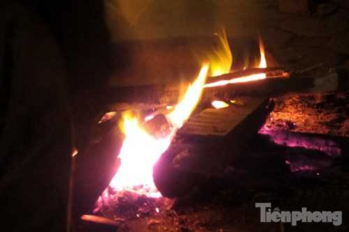 Những đống lửa nhe nhói bên đường.