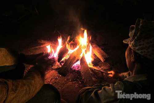 Người dân đốt lửa bên đường Kim Giang sưởi ấm.
