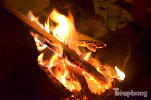 Ảnh: Dân thủ đô đốt lửa sưởi ấm trong đêm đông rét buốt