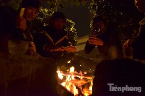 Ảnh: Dân thủ đô đốt lửa sưởi ấm trong đêm đông rét buốt