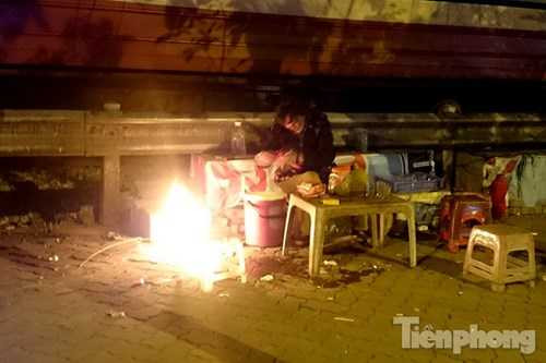 Người bán nước trên đường Giải Phóng đốt lửa sưởi ấm.