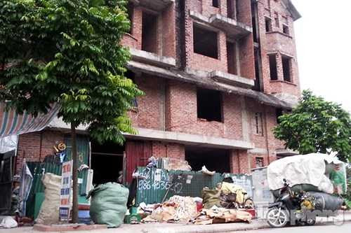 Biệt thự tiền tỷ bỏ hoang thành nơi rửa xe, bán trà đá, thu mua sắt vụn