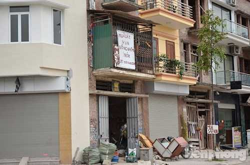 Biệt thự tiền tỷ bỏ hoang thành nơi rửa xe, bán trà đá, thu mua sắt vụn