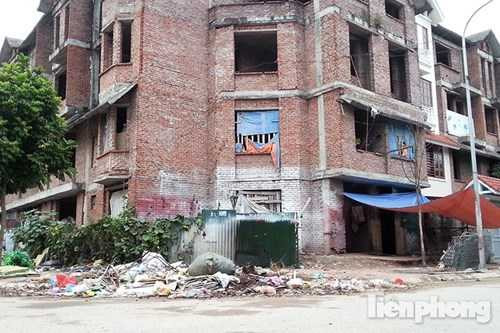 Biệt thự tiền tỷ bỏ hoang thành nơi rửa xe, bán trà đá, thu mua sắt vụn