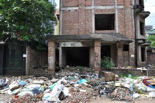 Biệt thự tiền tỷ bỏ hoang thành nơi rửa xe, bán trà đá, thu mua sắt vụn