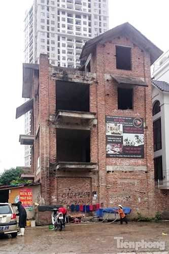 Biệt thự tiền tỷ bỏ hoang thành nơi rửa xe, bán trà đá, thu mua sắt vụn