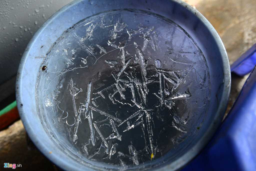 Chậu nước của một nhà dân bên đường biến thành đá.