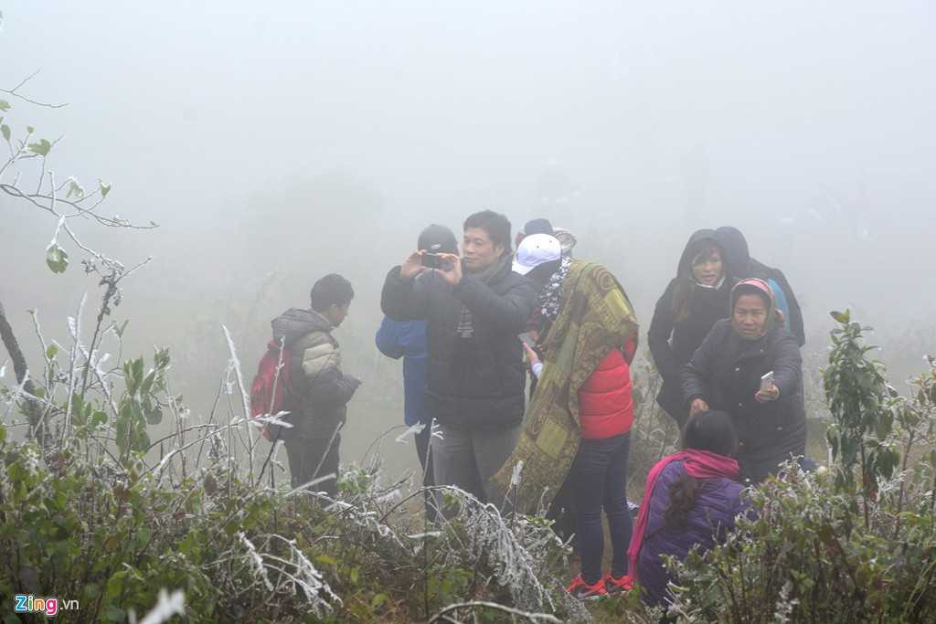 Người dân từ thị trấn Sapa biết tin từ đêm trước đã đổ lên ngắm cảnh ngay từ sớm.