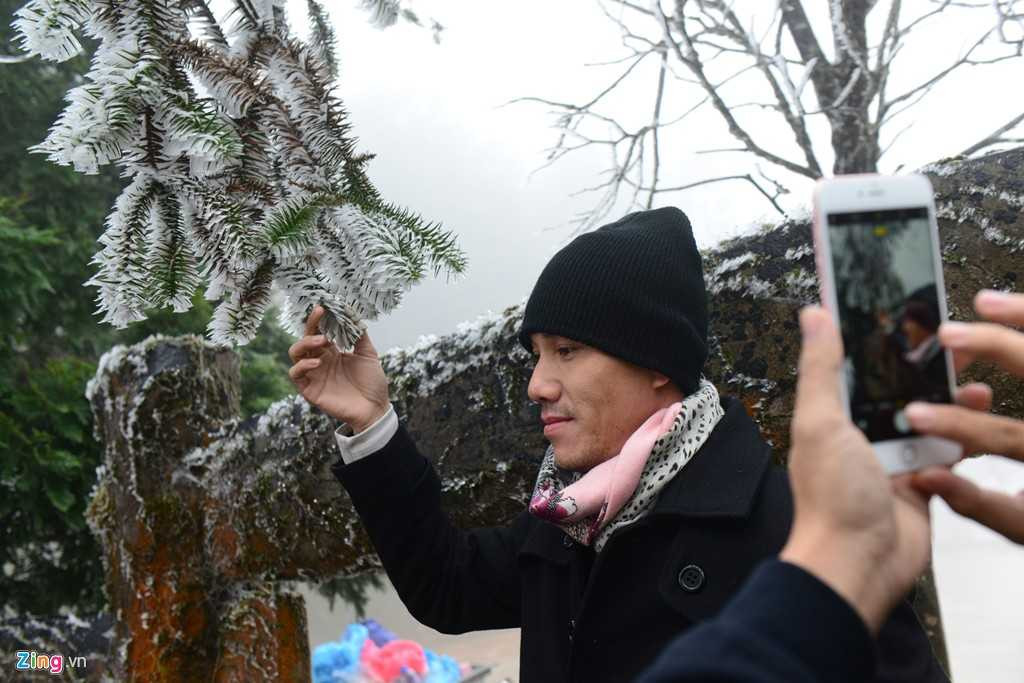 Trong đó có cả khách du lịch từ các tỉnh, thành khác. Một người cho biết, đêm qua băng dày đặc nhất, khi trời càng về sáng hiện tượng này càng giảm dần.