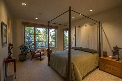 Một phòng ngủ khác có thể bước thẳng ra con đường trên cao bằng gỗ Một phòng ngủ khác có thể bước thẳng ra con đường trên cao bằng gỗ