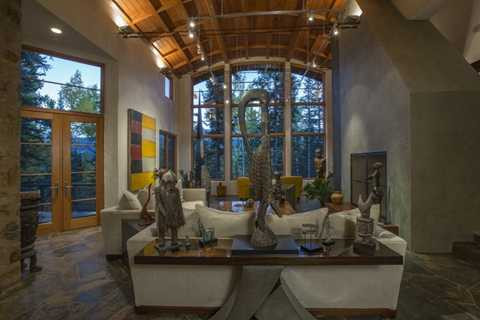 Phía bên trong ngôi nhà là sự sang trọng cùng không khí vô cùng thoáng đáng với trần nhà cao, các chi tiết nội thất được trang hoàng với gỗ và đá. Người chủ cũ của căn nhà Bob Wall đã mất 5 năm để thiết kế nội thất cho nó Phía bên trong ngôi nhà là sự sang trọng cùng không khí vô cùng thoáng đáng với trần nhà cao, các chi tiết nội thất được trang hoàng với gỗ và đá. Người chủ cũ của căn nhà Bob Wall đã mất 5 năm để thiết kế nội thất cho nó