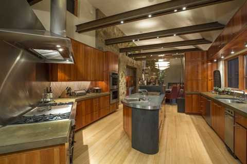 Trái ngược với nét hoang sơ của khu vực bên ngoài, phòng bếp của căn biệt thự được trang bị nhiều thiết bị hiện đại và trông rất bắt mắt Trái ngược với nét hoang sơ của khu vực bên ngoài, phòng bếp của căn biệt thự được trang bị nhiều thiết bị hiện đại và trông rất bắt mắt