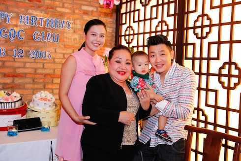 MC Anh Tuấn cùng gia đình đến chúc mừng sinh nhật NSND Ngọc Giàu.