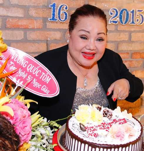 NSND Ngọc Giàu và bánh sinh nhật của Hoa hậu Phạm Hương.