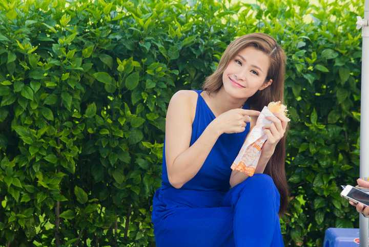 Vừa qua, nữ ca sĩ Vì ai vì anh đã thực hiện một video mới để chuẩn bị cho buổi tiệc ngủ trắng mà cô là một trong số những người đẹp Vbiz tham gia. Trong video, Đông Nhi tự mình lái xe van trắng tới buổi tiệc cùng sự hỗ trợ của các mỹ nam, tất bận trang trí không gian riêng dành cho các cô gái, hứa hẹn sẽ mang tới nhiều sự bất ngờ. 