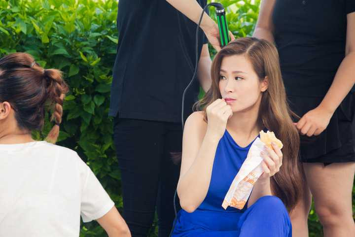Dù thời tiết Sài Gòn khá nóng nực, đa số các cảnh quay đều diễn ra ở ngoài trời nhưng Đông Nhi vẫn luôn thể hiện sự vui vẻ và thân thiện, mang đến không khí thoải mái trên trường quay.