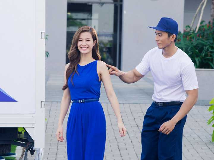 2015 là năm thành công vang dội của Đông Nhi khi liên tục tung ra nhiều sản phẩm âm nhạc chất lượng. Đặc biệt, lần đầu tiên giọng ca sinh năm 1988 bước vào sân chơi truyền hình thực tế với tư cách ca sĩ chuyên nghiệp đã giành giải quán quân của The Remix. Mới đây, cô vừa đoạt danh hiệu Nghệ sĩ châu Á xuất sắc của MAMA 2015.